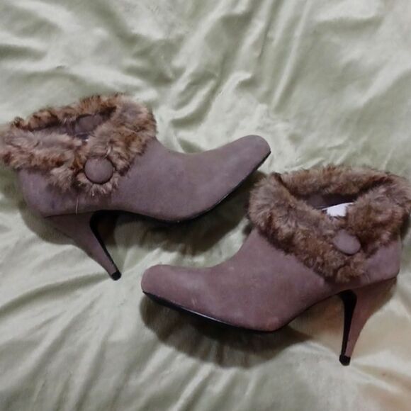 Avon New Soft Fur Booties - Picture 1 of 4